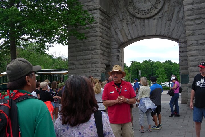 Walk with a friendly guide through Niagara State Park